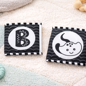 carte stimulation visuelle en tissu pour bébé