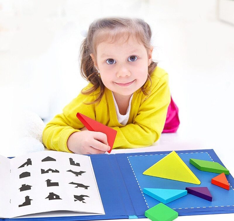 une enfant feuilletant le livre Tangram Montessori