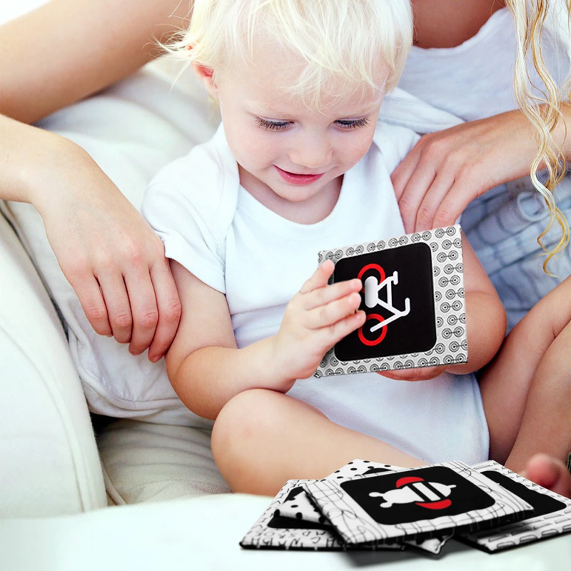 Bébé jouant avec les cartes avec images contrastées noir et blanc
