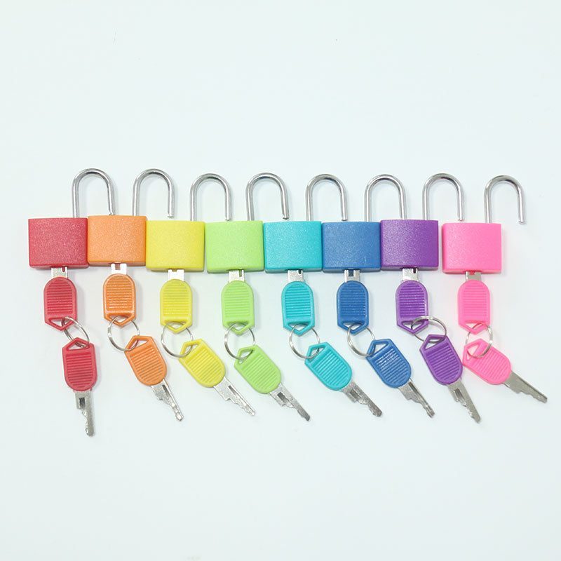 Cadenas multicolores avec clés - ouverts