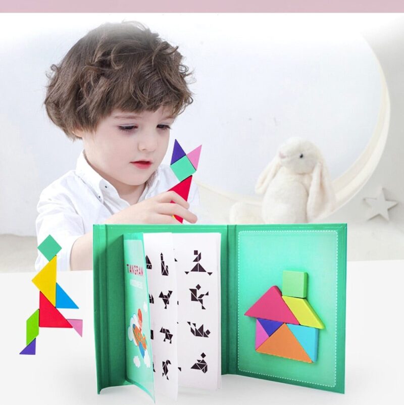 Un enfant jouant avec le livre vert de puzzle Tangram