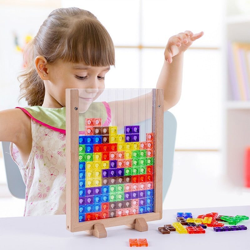 Enfant jouant avec le Tetris 3D vertical