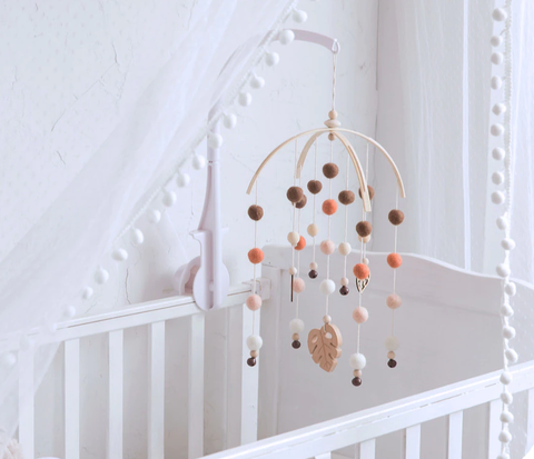 Mobiles en bois pour chambre bébé