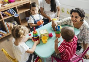 groupe d'enfant dans une ecole montessori