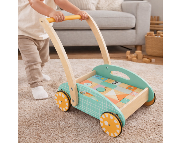 pousseur chariot avec cubes de construction pastel