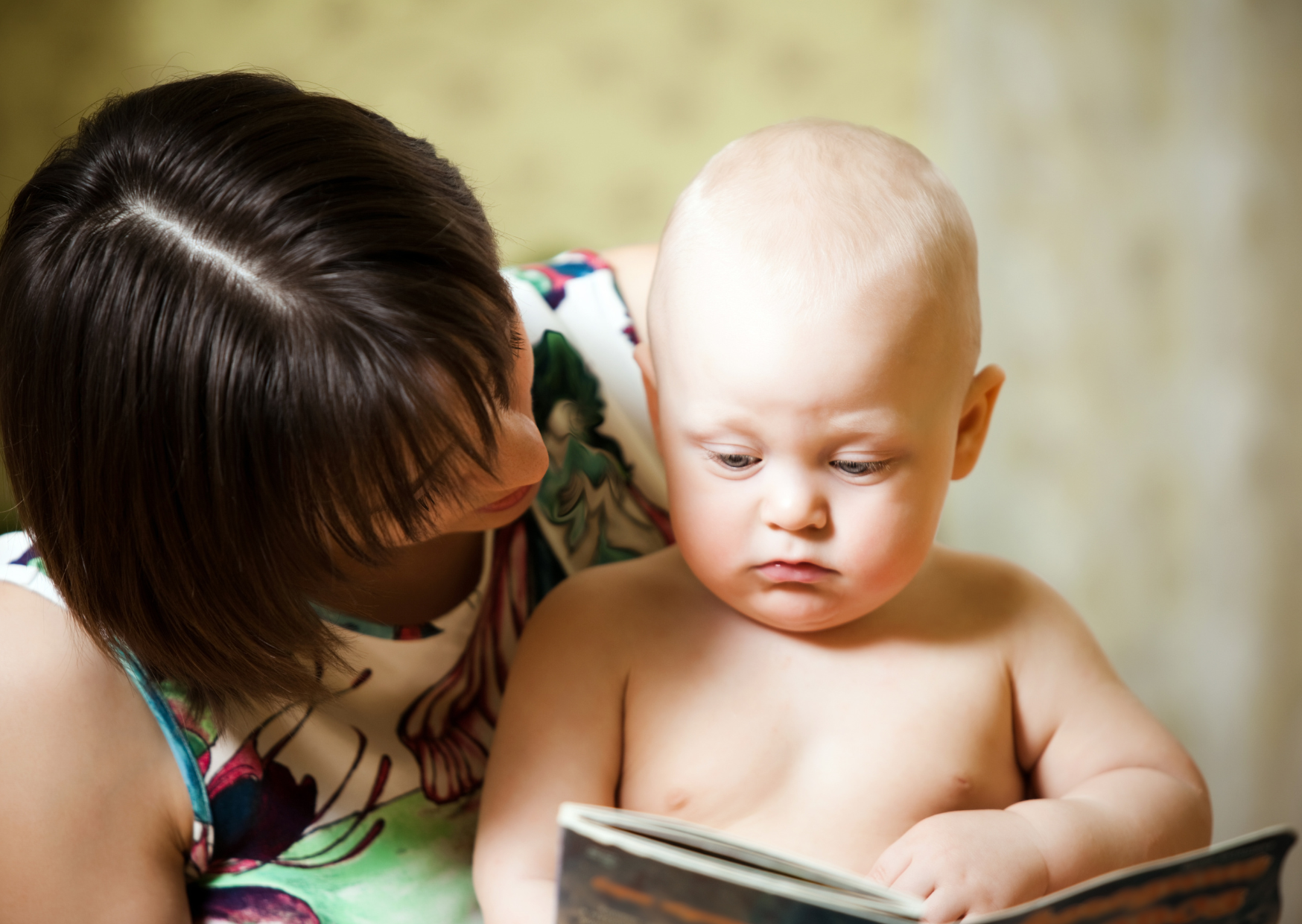 enfant avec magazine