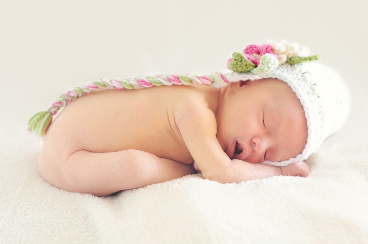 bébé avec bonnet crochet