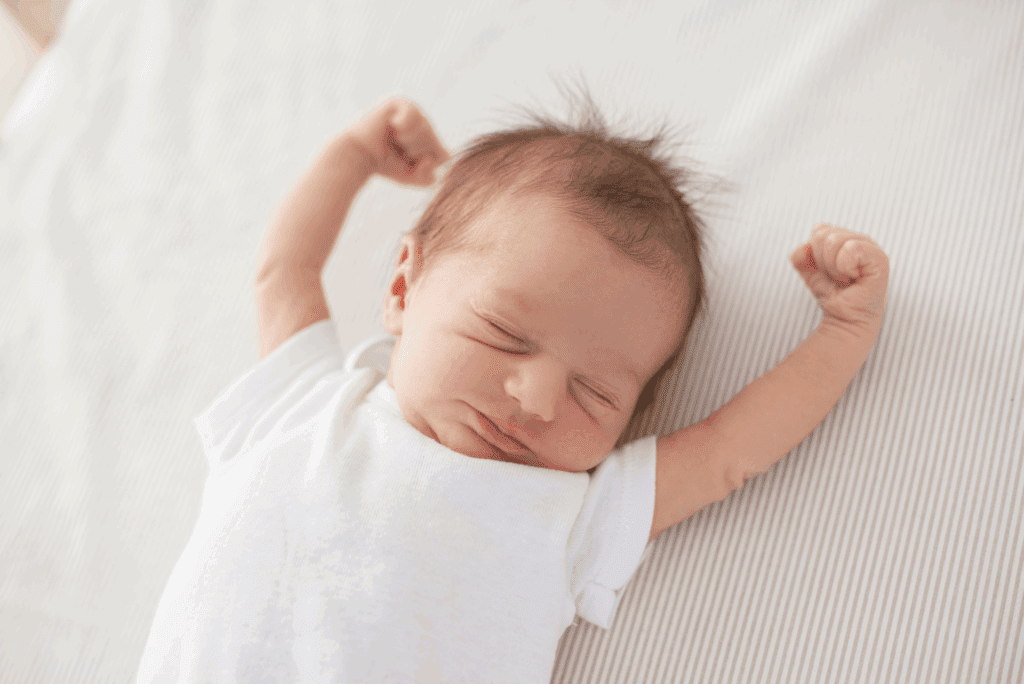 bébé dans lit Montessori