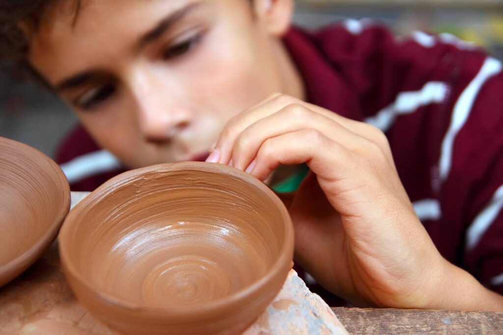 Adolescent à la poterie