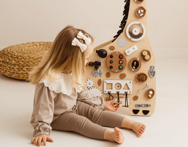 tableau d'activités montessori xl busy board girafe