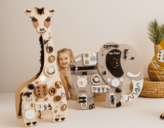 tableau d'activités montessori xl busy board girafe