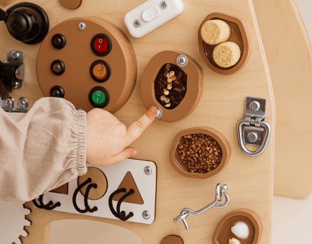 tableau d'activités montessori xl busy board girafe