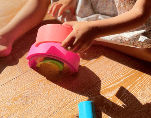 jouet d'éveil montessori arc en ciel empilable fluo, 7 formes