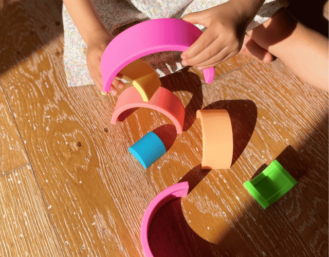 jouet d'éveil montessori arc en ciel empilable fluo, 7 formes