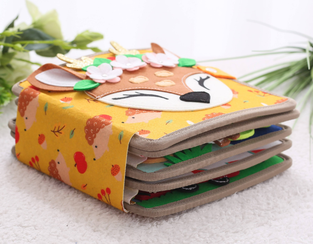 livre montessori en tissu biche