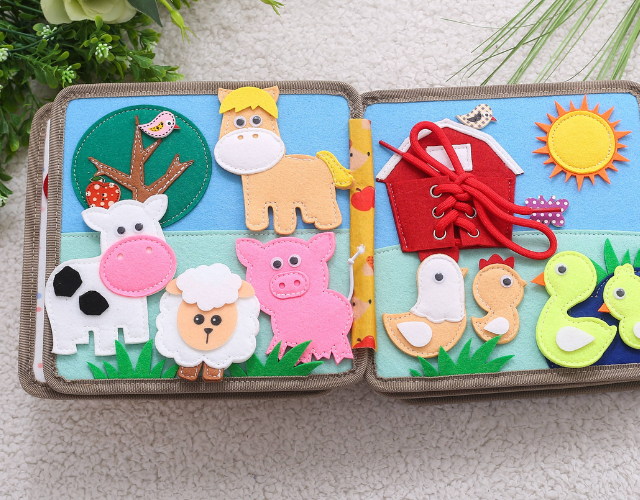 livre montessori en tissu biche